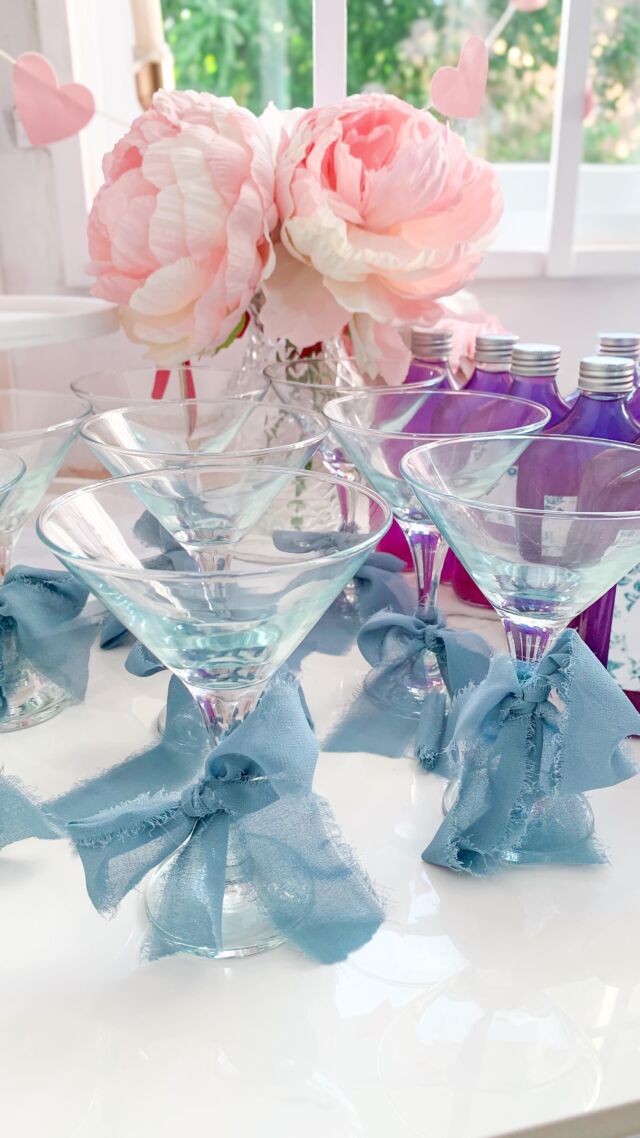 my grown up birthday party bags 2025 🩵

Went with this gorgeous blue and white colour palette inspired by the Dior Tote Bag ✨ the theme was “a tini bit older” so naturally we needed a martini glass & a martini! 

Custom amethyst (for my birthstone) martinis by my fave @greenbartender 🍸obsessed! 

And of course the chiffon bow is everything✨

Stickers @itsprettyproductive 

Let me know what you think 💙

#lifestyle #lifestyleblogger #party #diy #diypartybags #grownup #diortote #tinibitolder #martini #birthday